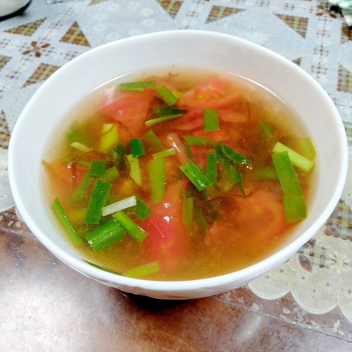 トマトともずく酢でサンラータン（酸辣湯）風スープ